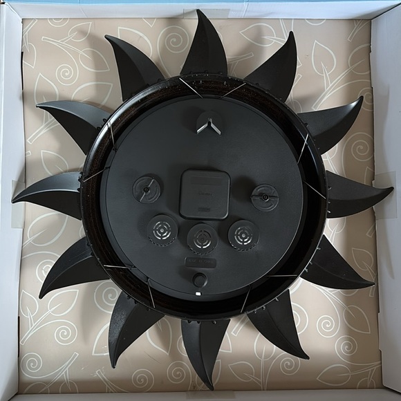 AcuRite | Indoor/Outdoor Sun Clock with Thermometer 19-inch - Picture 4 of 9